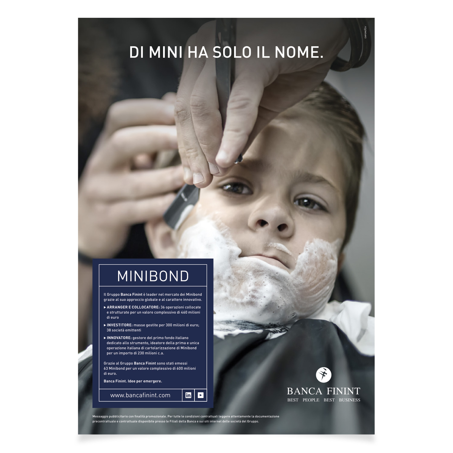 Un giovane ragazzo che si fa la rasatura tradizionale dal barbiere. Il suo viso è ricoperto di schiuma da barba mentre il barbiere lo rade accuratamente con un rasoio a mano libera. Il testo sopra recita "Di Mini Ha Solo Il Nome" e vengono visualizzate le informazioni sui Minibond di Banca Finint.