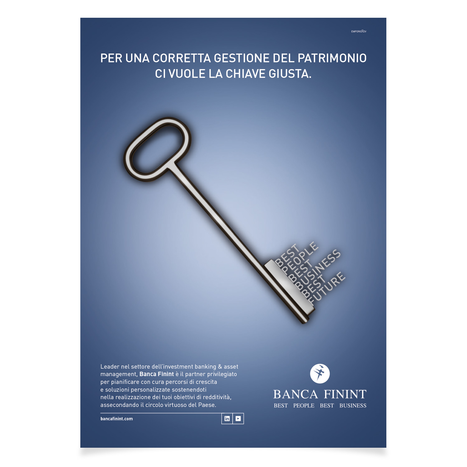 Un poster blu raffigurante una grande chiave con la scritta incisa sullo stelo: "BEST PEOPLE BUSINESS FUTURE". Il titolo recita: "Per una corretta gestione del patrimonio ci vuole la chiave giusta". Il manifesto pubblicizza i servizi bancari e di gestione patrimoniale di Banca Finint.