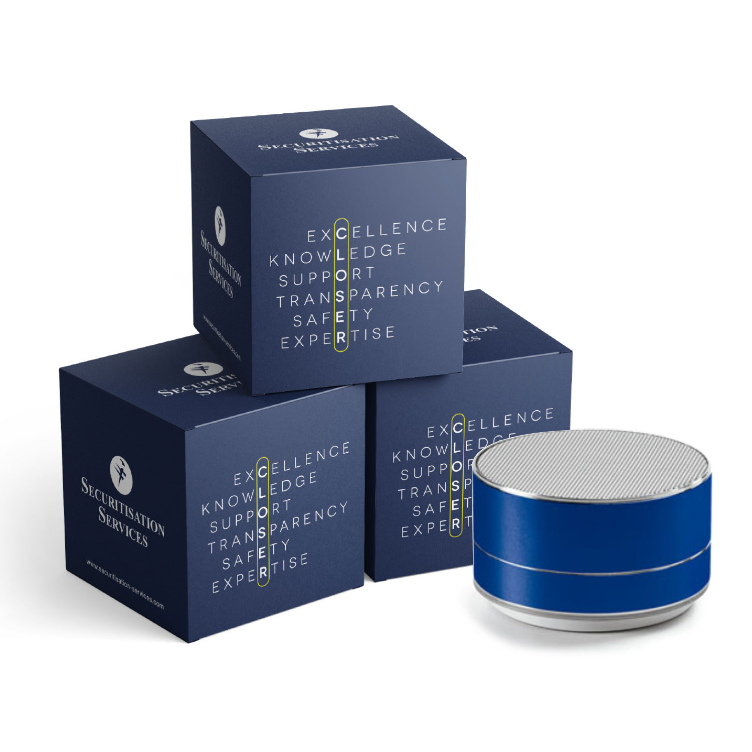 Una pila di tre scatole cubiche di colore blu con le parole "Eccellenza, Conoscenza, Supporto, Trasparenza, Sicurezza, Competenza" scritte su di esse. Accanto alla pila c'è un oggetto cilindrico blu con la parte superiore argentata, che sembra essere un altoparlante.