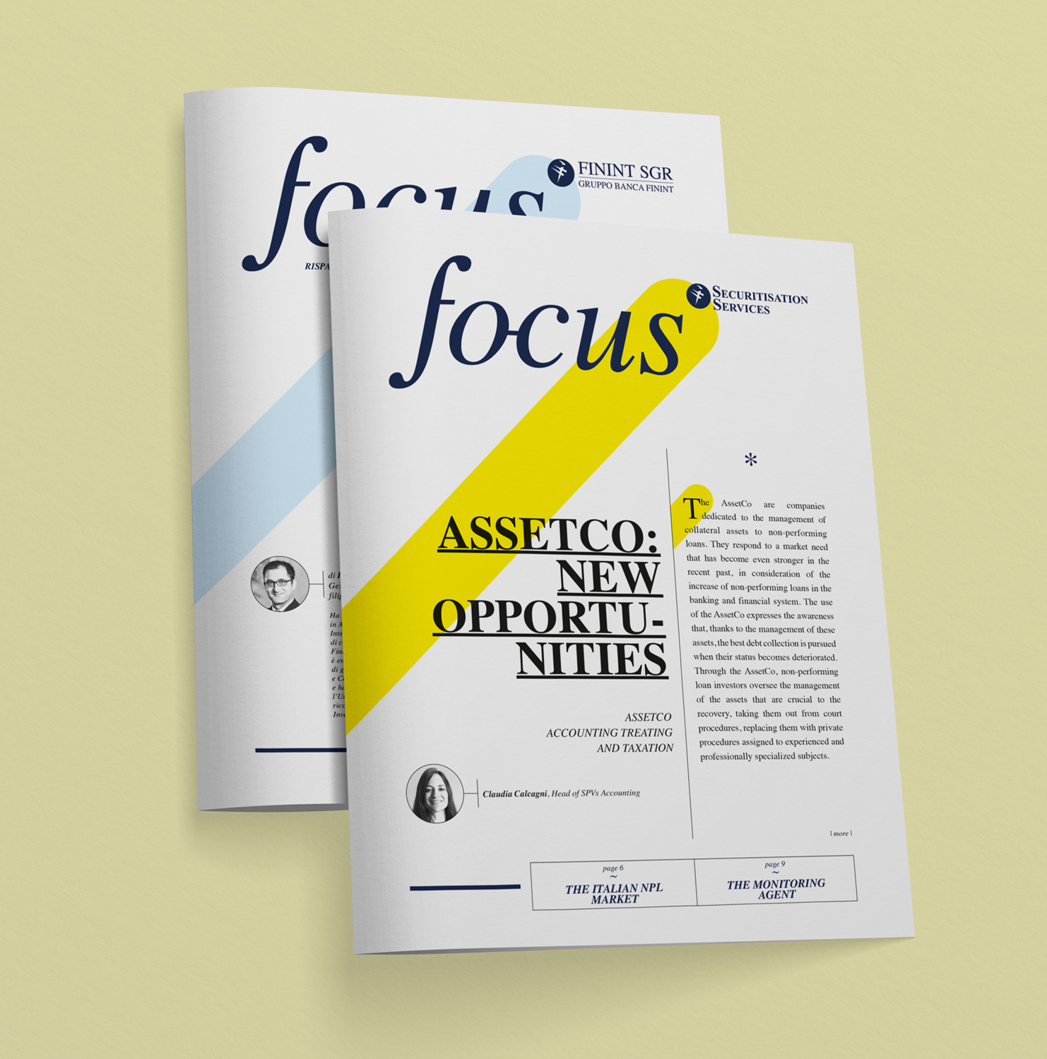 Due riviste economiche impilate con il titolo "Focus" sulle copertine. Il titolo della rivista più importante recita "Assetco: Nuove Opportunità" con una striscia diagonale gialla evidenziata. Lo sfondo è di un semplice giallo chiaro.