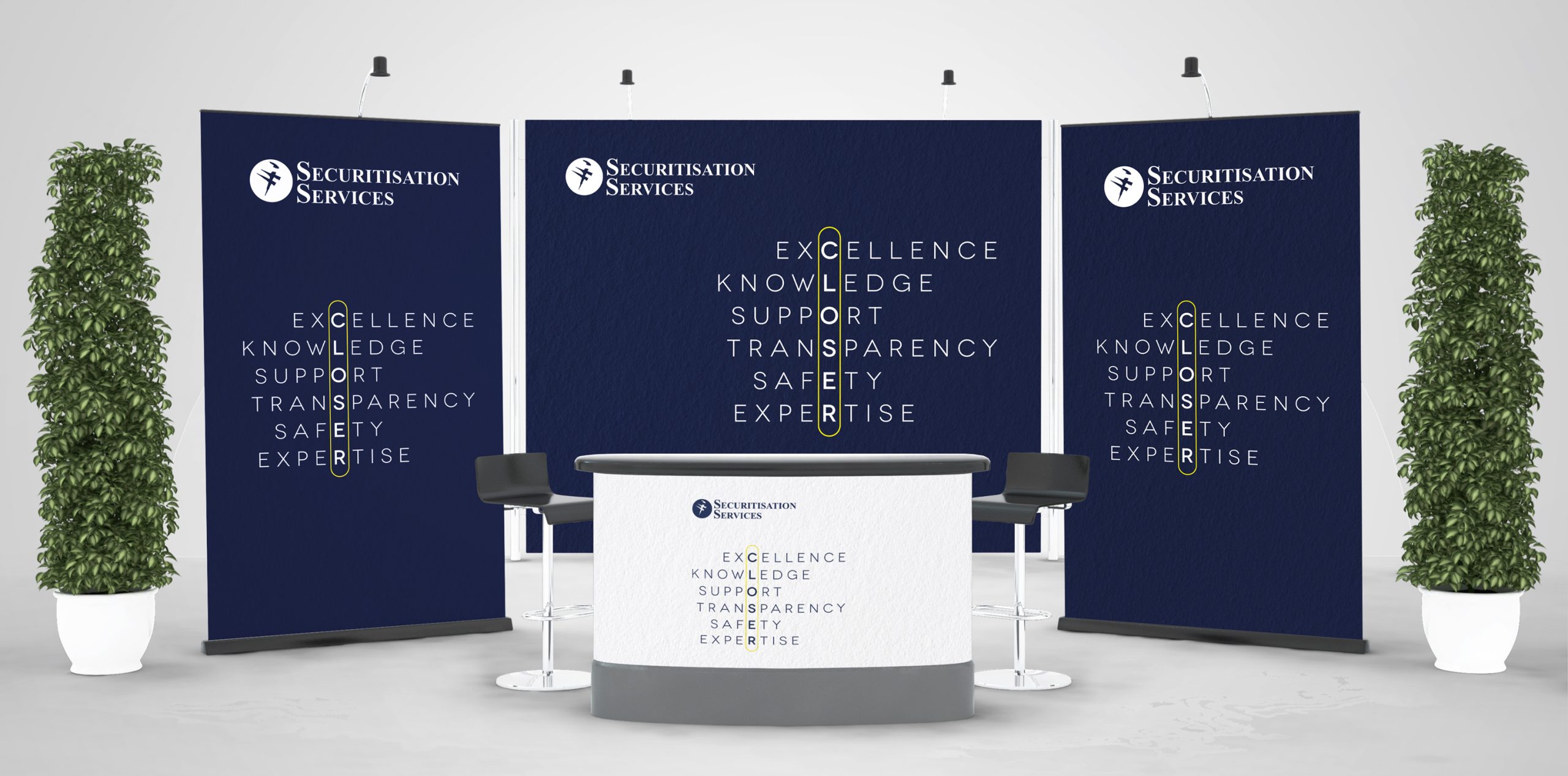 Uno stand espositivo professionale che mostra "Servizi di cartolarizzazione" con due striscioni alti e uno striscione da tavolo che riporta frasi come "Eccellenza", "Conoscenza", "Supporto", "Trasparenza", "Sicurezza" e "Competenza". Le piante in vaso affiancano l'allestimento.