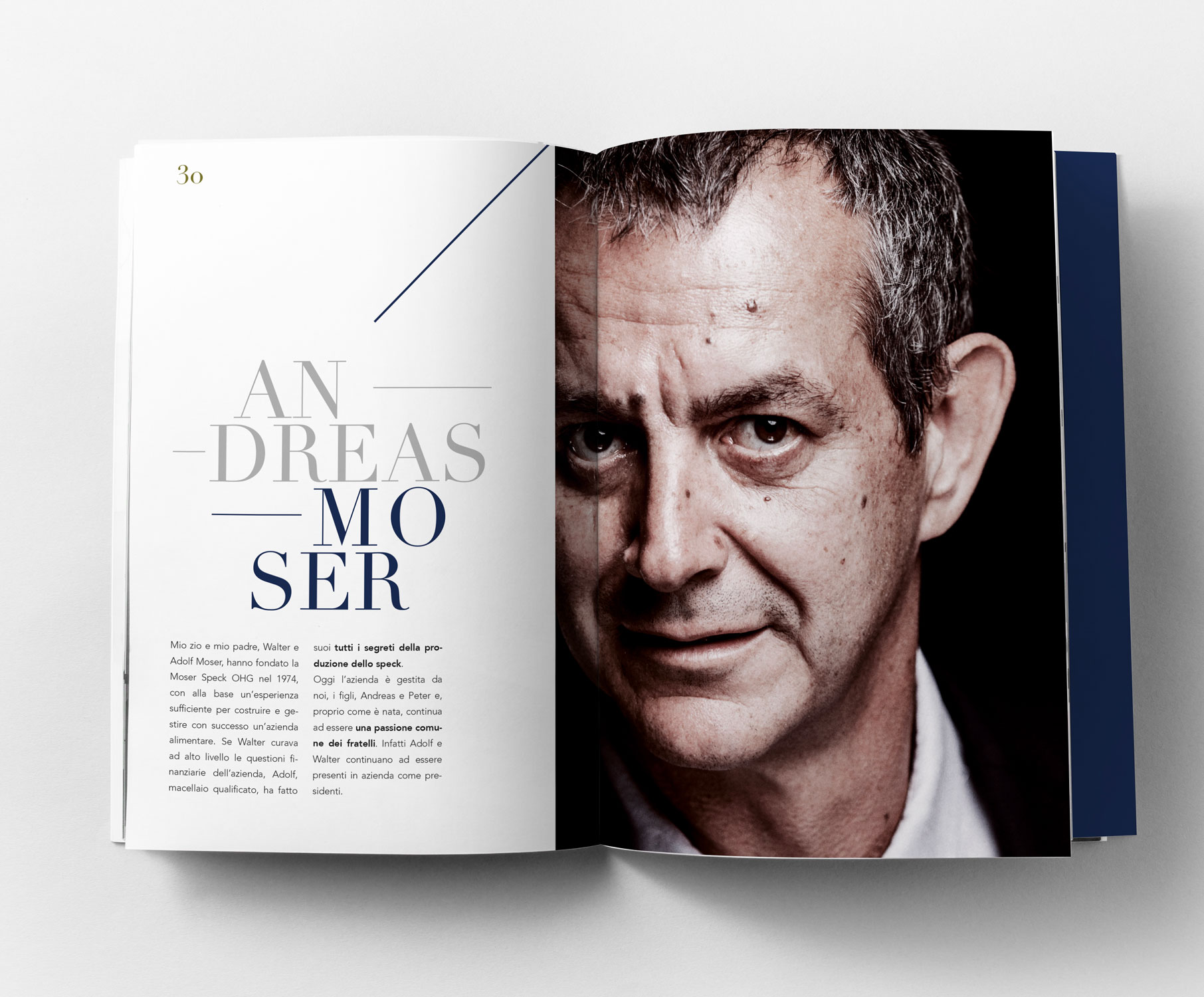 Libro aperto che mostra una foto ravvicinata in bianco e nero di un uomo sulla pagina destra. La pagina di sinistra ha un testo stilizzato, con "ANDREAS MOSER" in primo piano. Testo aggiuntivo in italiano è presente nella pagina di sinistra.