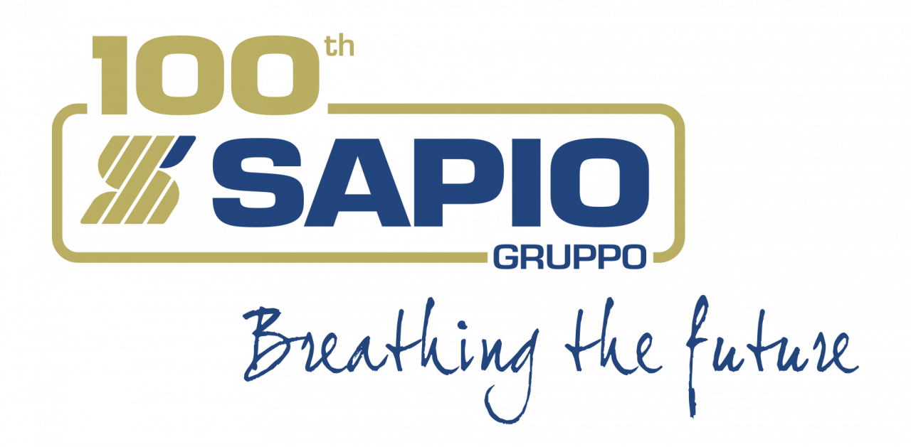 L'immagine presenta il logo del Gruppo Sapio, che celebra il suo centenario con lo slogan "Respirare il futuro". Il logo prevede il numero "100°" sopra la scritta "SAPIO", seguito da "GRUPPO" sotto. La frase "Respirare il futuro" è scritta in corsivo sotto.