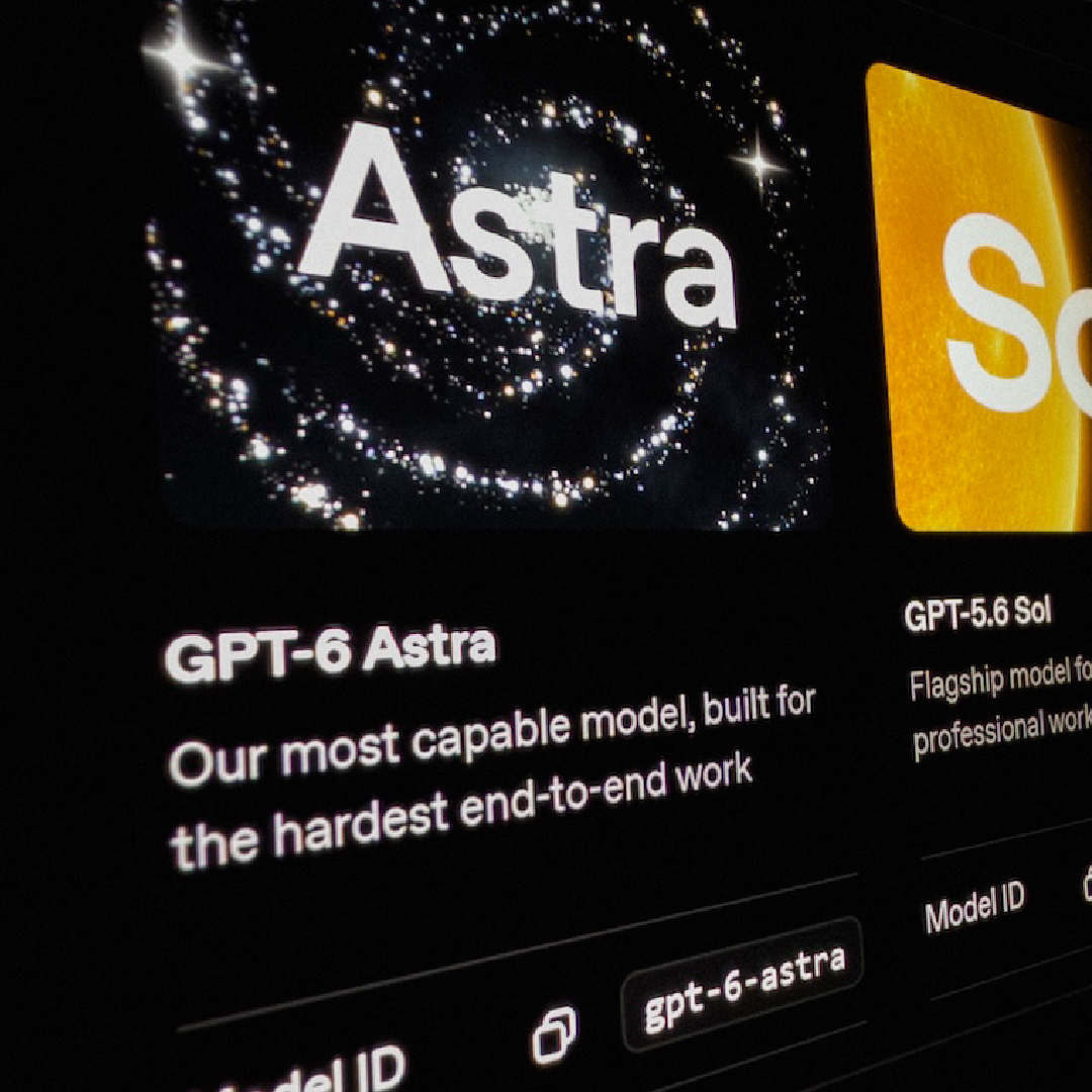 Lo schermo di un computer mostra due opzioni di modelli di IA: “GPT-6 Astra”, con uno sfondo raffigurante una galassia, e “GPT-5.6 Sol”, con uno sfondo raffigurante un sole giallo, insieme a brevi descrizioni dei modelli e ai relativi ID riportati sotto ciascun nome.